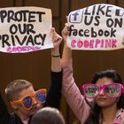 Una protesta en abril de 2018 en el Senado de EE UU con motivo de la comparecencia del consejero delegado de Facebook.