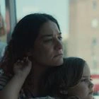 Tamara Casellas y la niña Leire Marín, en 'Ama'.