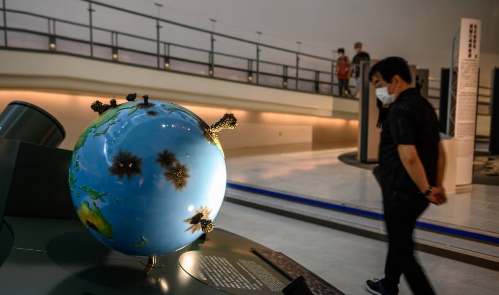 Visitantes en el Museo de la Bomba Atómica de Nagasaki.