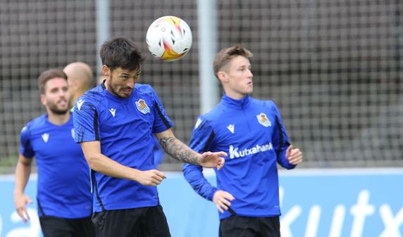David Silva golpea el esférico en un entrenamiento