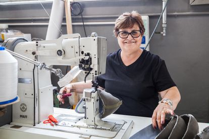 Los procesos de fabricación de las zapatillas son artesanales y en ellos intervienen profesionales que cuentan con más de 40 años de experiencia.