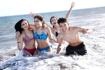El contrabajista venezolano Rubén Rodríguez, con varias compañeras de la orquesta, en Tenerife.