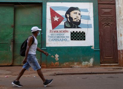 Un hombre pasa caminando frente a un graffiti de Fidel Castro, el 16 julio, en La Habana, Cuba.