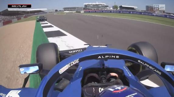 Trompo de Alonso en la vuelta de formación antes de dirigirse a la parrilla