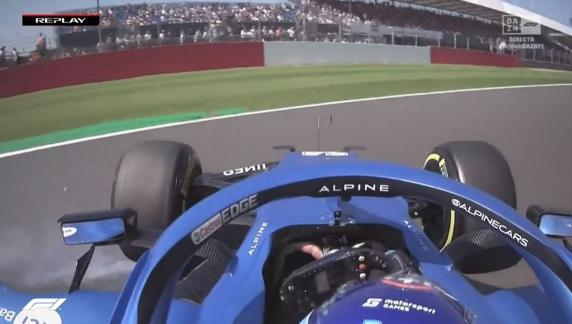 Trompo de Alonso en la vuelta de formación antes de dirigirse a la parrilla