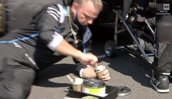 Un mecánico le aplicó masilla en la zona dañada del difusor