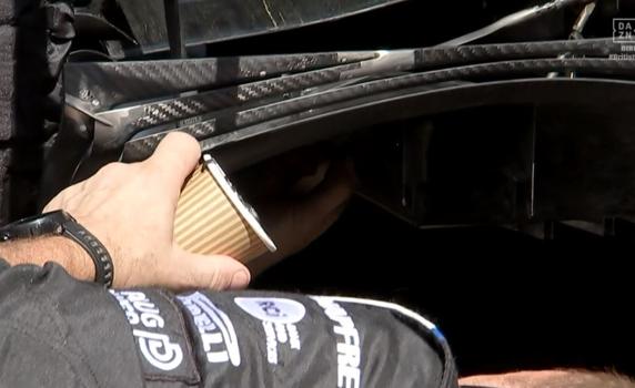 Un mecánico le aplicó masilla en la zona dañada del difusor