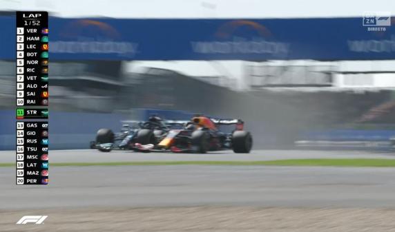 Hamilton se tocó con Verstappen y Max se fue contra el muro en Copse en la vuelta 1 del GP de Gran Bretaña de F1 2021