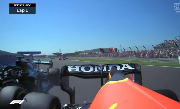 Hamilton se tocó con Verstappen y Max se fue contra el muro en Copse en la vuelta 1 del GP de Gran Bretaña de F1 2021