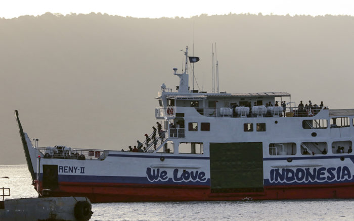 Al menos 15 muertos tras la desaparición de 18 barcos por el fuerte oleaje en Indonesia