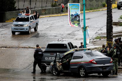 Miembros de las Fuerzas de Acción Especial patrullan el barrio Cota 95 durante enfrentamientos armados con miembros de la banda criminal de 'El Koki', en Caracas, el 9 de julio pasado,