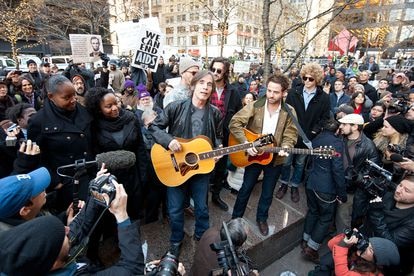 En diciembre de 2011, actuando en las calles de Nueva York para el movimiento Occupy Wall Street, similar al 15-M que ocurrió en España.