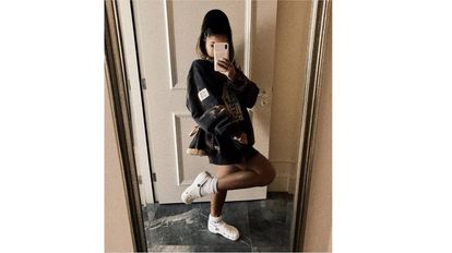 La cantante Ariana Grande llevando zuecos Crocs.