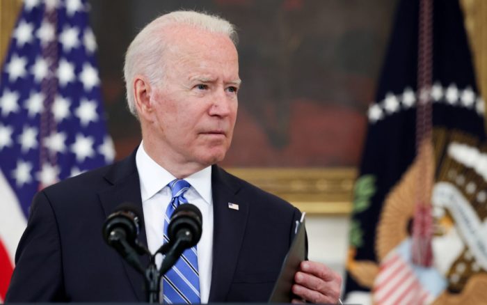 Biden suaviza tono tras acusación a Facebook, pero sigue buscando medidas contra desinformación