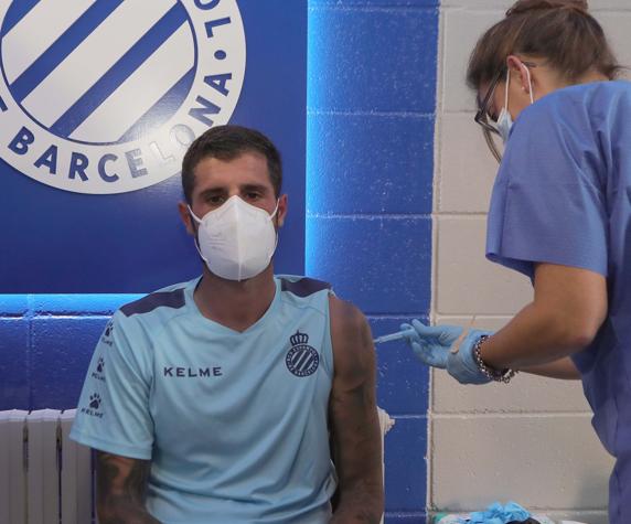 Los jugadores del Espanyol se vacunan contra la Covid-19. Fran Mérida