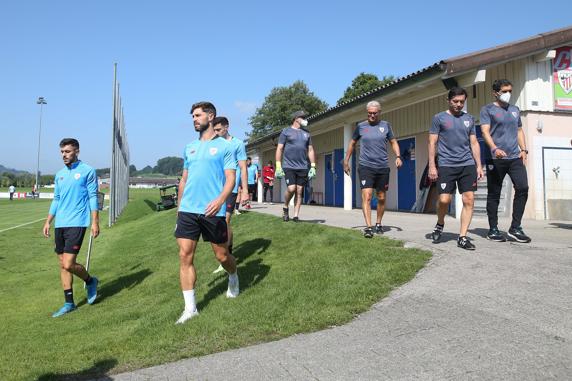 Los jugadores salen de los vestuarios camino del campo de entrenamiento en Suiza