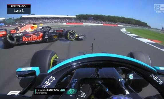 Hamilton se tocó con Verstappen y Max se fue contra el muro en Copse en la vuelta 1 del GP de Gran Bretaña de F1 2021