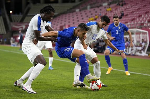 Lance del juego en el partido Honduras-Rumanía. (AP Photo/Fernando Vergara)