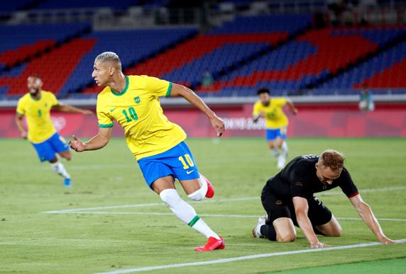 Richarlison celebra el primer gol del partido. (Brasil, Alemania, Japón, Tokio) EFE/EPA/KIYOSHI OTA