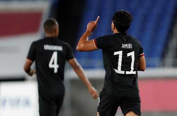 El jugador alemán, Nadiem Amiri, recortaba diferencias para los germanos pese a que fue insuficiente. (Brasil, Alemania, Japón, Tokio) EFE/EPA/KIYOSHI OTA