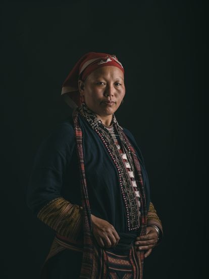 Tà Mày es una tejedora tradicional de Sa Pa que habla inglés y enseña sus conocimientos.