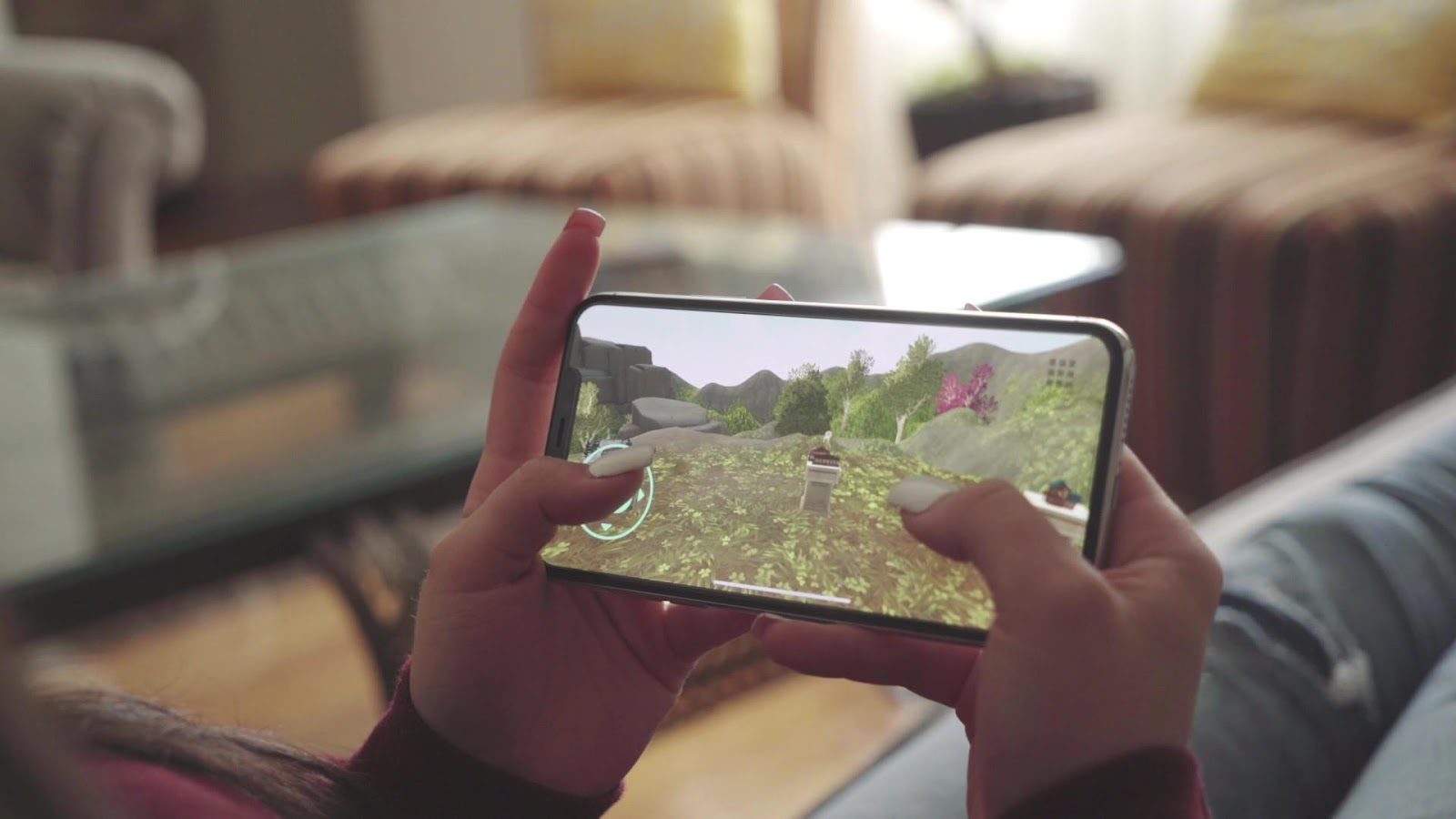 un usuario que sostiene un dispositivo móvil mientras usa la aplicación memoryOS