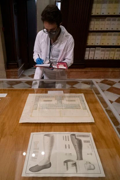 Un archivero junto al plano del hospital de Montevideo de 1793 y el dibujo de la pierna ortopédica de 1816. 