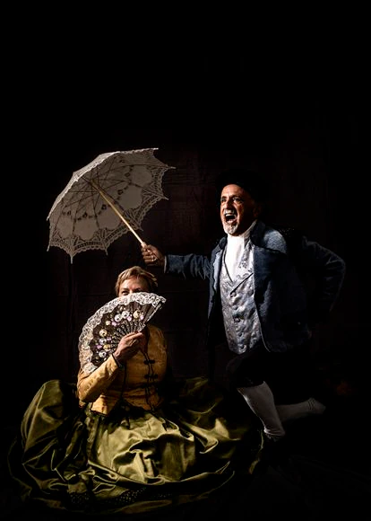 Dos miembros de Goyescos de Fuendetodos, ataviados con trajes de época. Esta asociación recupera las tradiciones, bailes y vestuario de los tiempos de Goya.