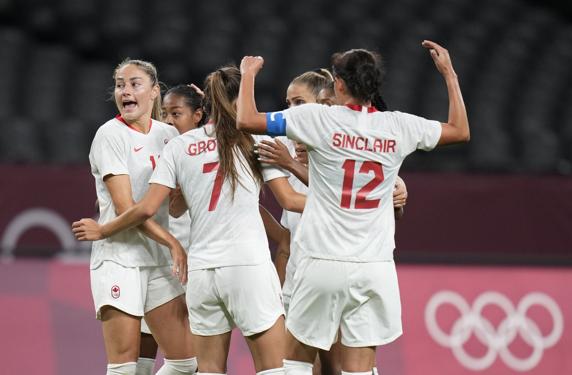 La canadiense Janine Beckie celebra el primer gol de Canadá ante Chile. (AP Photo/Silvia Izquierdo)