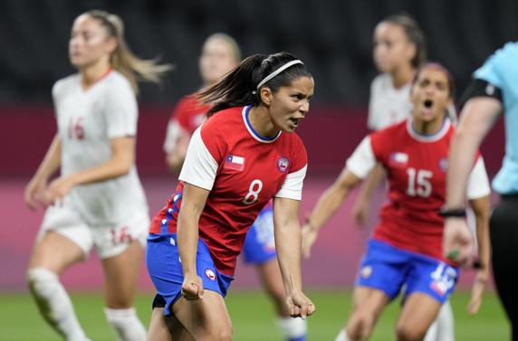Araya Ponce anotó el primer gol de Chile en unos Juegos Olímpicos. (AP Photo/Silvia Izquierdo)