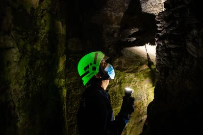 Uno de los policías de la unidad de subsuelo destinados en Galicia inspecciona una galería de respiración en torno a los cimientos del convento de San Francisco.