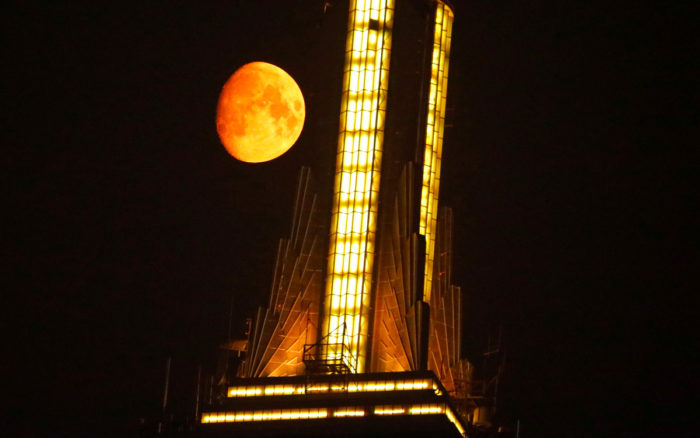Los incendios forestales de Estados Unidos tiñen de naranja la luna llena
