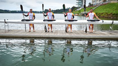 De izquierda a derecha: Rodrigo Germade, Carlos Arévalo, Marcus Cooper y Saúl Craviotto, los miembros del equipo de K4-500, en junio en Trasona (Asturias). 