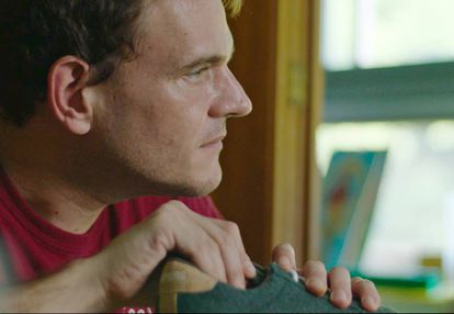 Diego, comprobando el material y las sensaciones de una de las zapatillas fabricadas por Timpers.