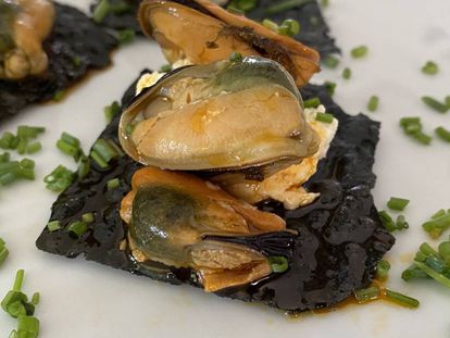 Reqyeixo con mejillones en escabeche y pan carasau. J.C CAPEL