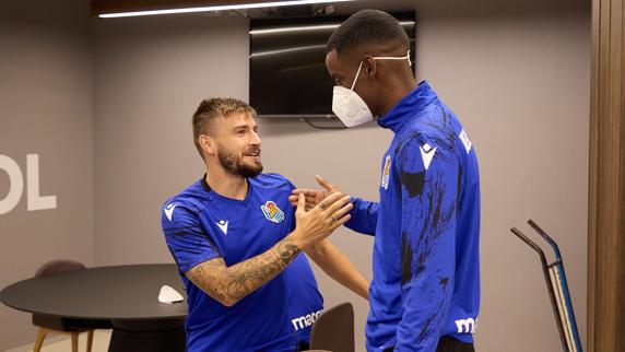 Isak saluda a Portu nada más llegar a Zubieta para unirse a la pretemporada de la Real Sociedad