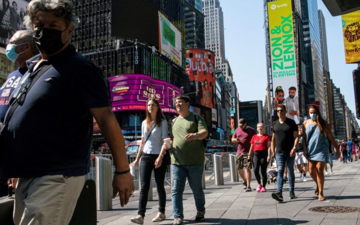 En Nueva York exigirán vacunarse a trabajadores municipales para combatir la variante Delta