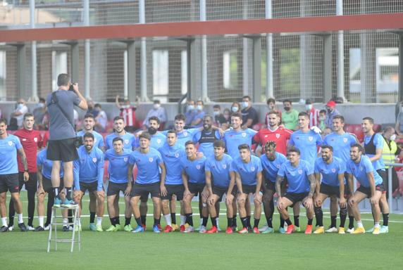 Foto de familia de los leones con la afición antes de comenzar el entrenamiento. FOTO: Juan Echeverría