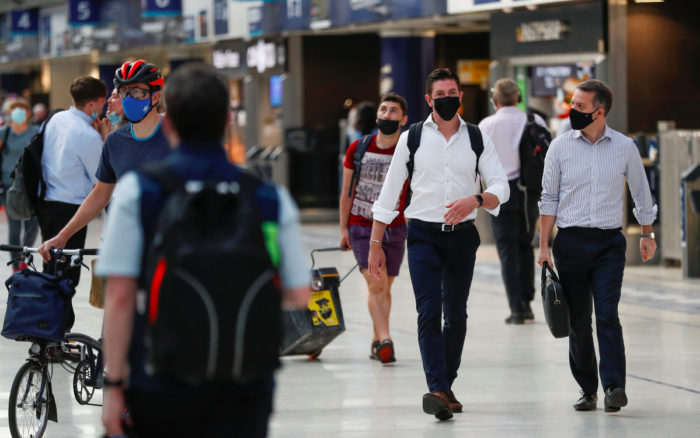 Gran Brataña reporta mayor cantidad de muertes por Covid desde marzo; Johnson pide precaución