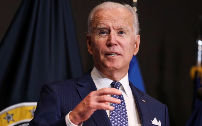 Biden está considerando exigir vacunas contra Covid-19 a empleados federales de EU