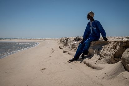 Ahmet Sène Diagne mira hacia la apertura, de seis kilómetros de ancho, en la Lengua de Berbería. Cuando se construyó esta apertura al mar, hace casi dos décadas, medía cuatro metros.