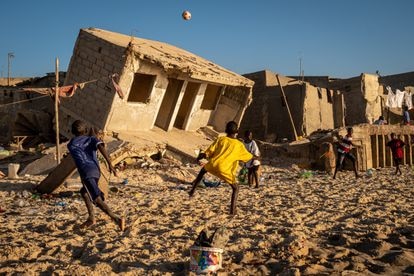 Antes la playa tenía 800 metros de largo, pero el mar está avanzando y dejando cada vez menos espacio. Unos niños juegan en lo que queda del arenal frente a casas destruidas por el agua.