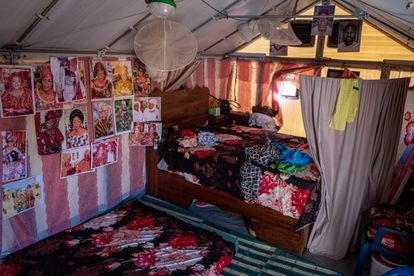 Las casas en Khar Yalla son tórridas durante el día y frías por la noche. Pero a mucha gente no le queda otra opción: la subida de las aguas ha destruido sus hogares .