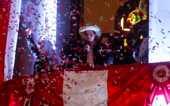 Castillo asume presidencia de un Perú fracturado tras ajustada elección