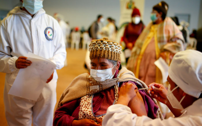 ‘Irregularidades’ en distribución de vacunas anti-Covid preocupa a indígenas en Bolivia