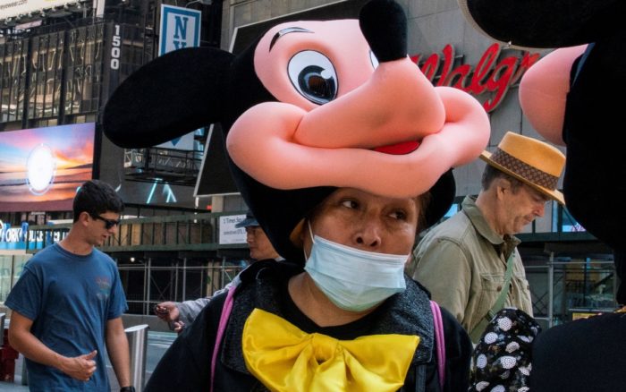 Washington y hasta Disney restablecen uso obligatorio de cubrebocas