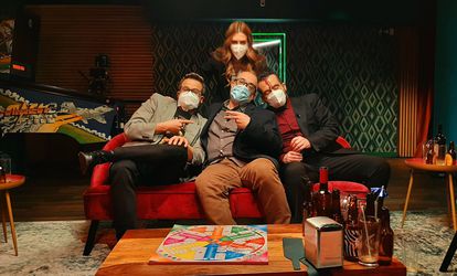 Alex de la Iglesia, sentado en el centro, ha sido uno de los invitados de 'Los felices Veinte'.