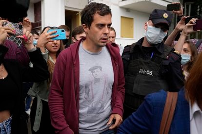 La policía rusa se lleva detenido para interrogarle a Roman Dobrojotov, director de The Insider, este miércoles en Moscú.