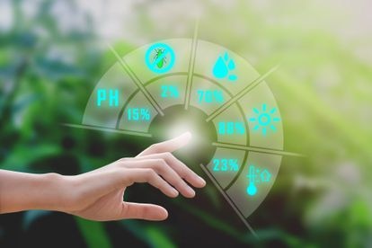 La gestión digital mediante contadores inteligentes y sensores puede combinarse con técnicas como embutir tuberías de carbono en los tramos dañados de las viejas canalizaciones.