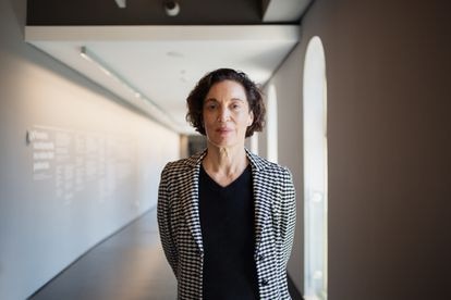 La comisaria de la colección permanente, Isa Grinspum, posa en el Museu da Língua Portuguesa días antes de la inauguración.